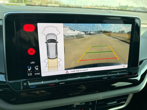 Used 2024 Volkswagen Atlas Peak Edition SE image 17