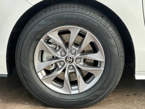 Certified 2024 Toyota Sienna LE image 34