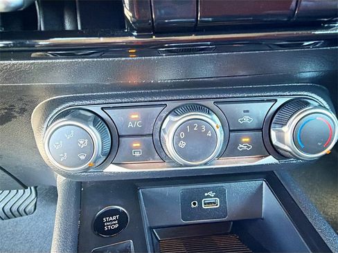 Used 2025 Nissan Kicks S image 15