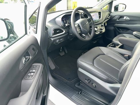 Used 2026 Chrysler Pacifica Select AWD/4WD image 24