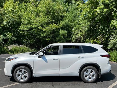 Certified 2024 Toyota Highlander LE AWD/4WD image 2