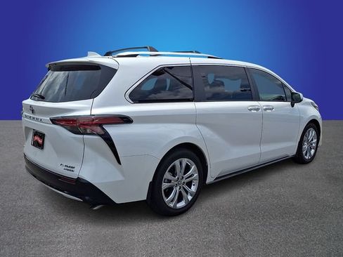 Used 2023 Toyota Sienna Platinum FWD image 5