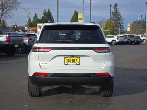 Used 2024 Jeep Grand Cherokee Altitude image 8