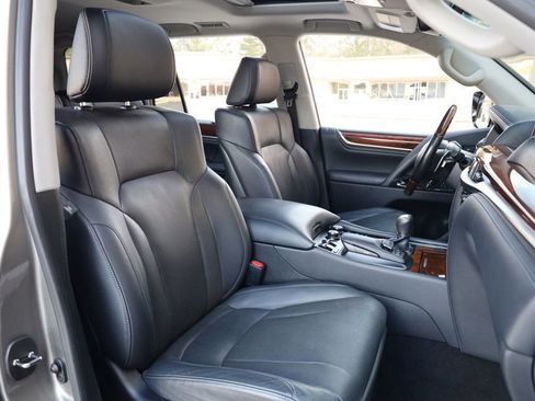 Used 2021 Lexus LX 570 4WD w/ Luxury Package image 29