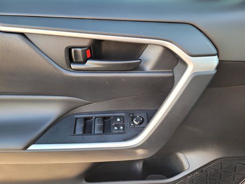 Used 2020 Toyota RAV4 LE image 21