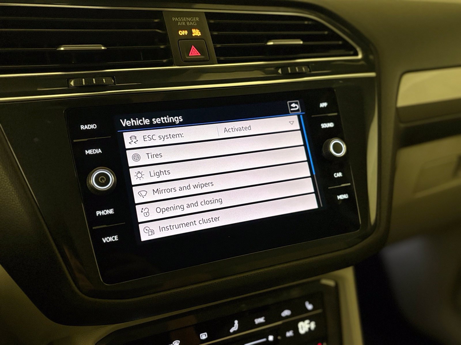 Used 2022 Volkswagen Tiguan SE FWD image 12