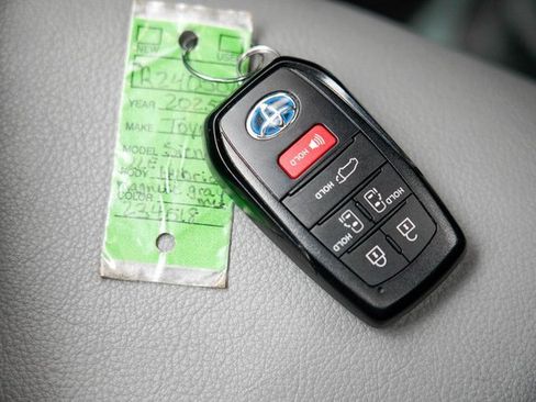 Used 2025 Toyota Sienna XLE image 27