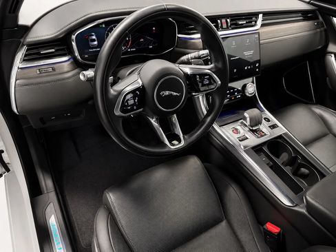 Used 2021 Jaguar XF SE RWD image 11