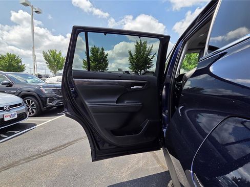 Used 2023 Toyota Highlander Platinum AWD/4WD image 29