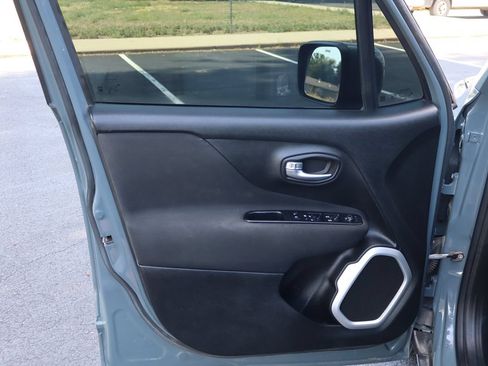 Used 2018 Jeep Renegade Latitude FWD image 23