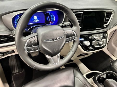 Used 2023 Chrysler Pacifica Touring-L FWD image 15