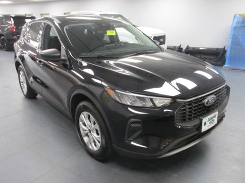 Used 2025 Ford Escape Active AWD/4WD image 3