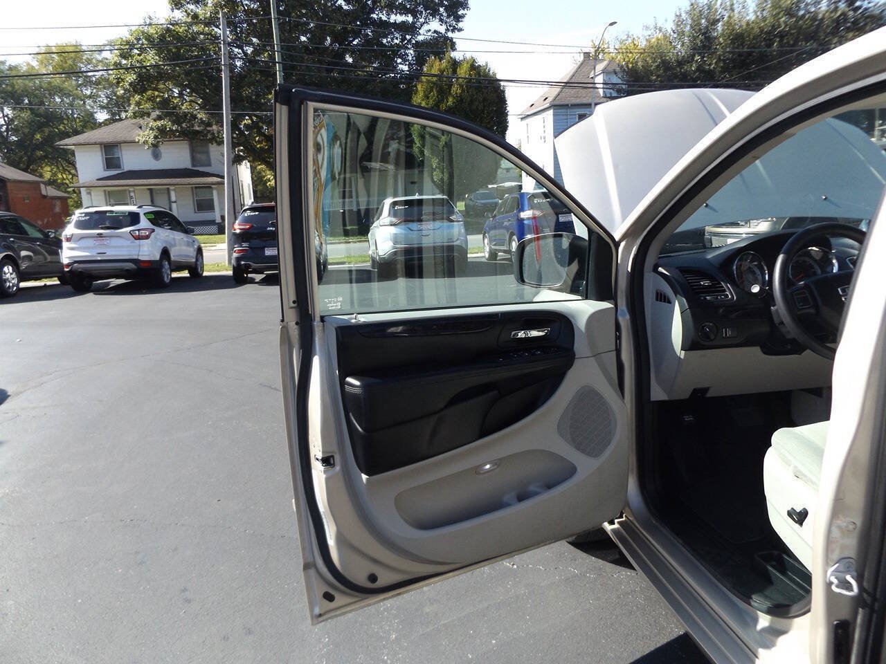 Used 2015 Dodge Grand Caravan SXT FWD image 18