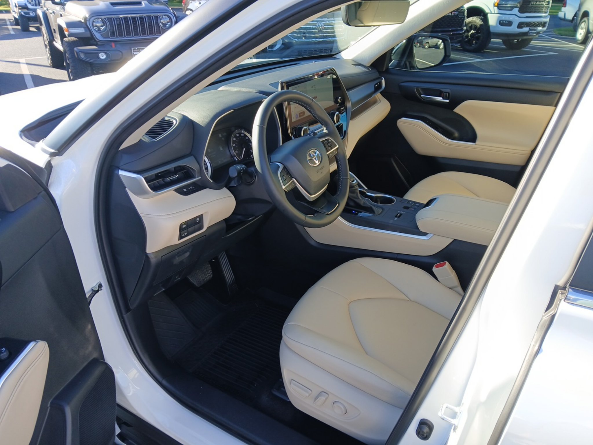 Used 2025 Toyota Highlander XLE FWD image 8