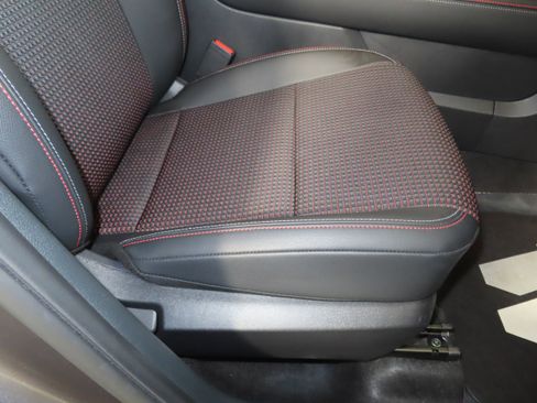 Certified 2025 Nissan Kicks SR image 32