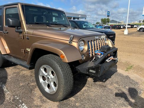 Used 2015 Jeep Wrangler Sahara w/ Dual Top Group AWD/4WD image 23