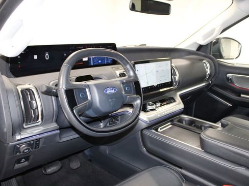 Used 2025 Ford Expedition Platinum image 26