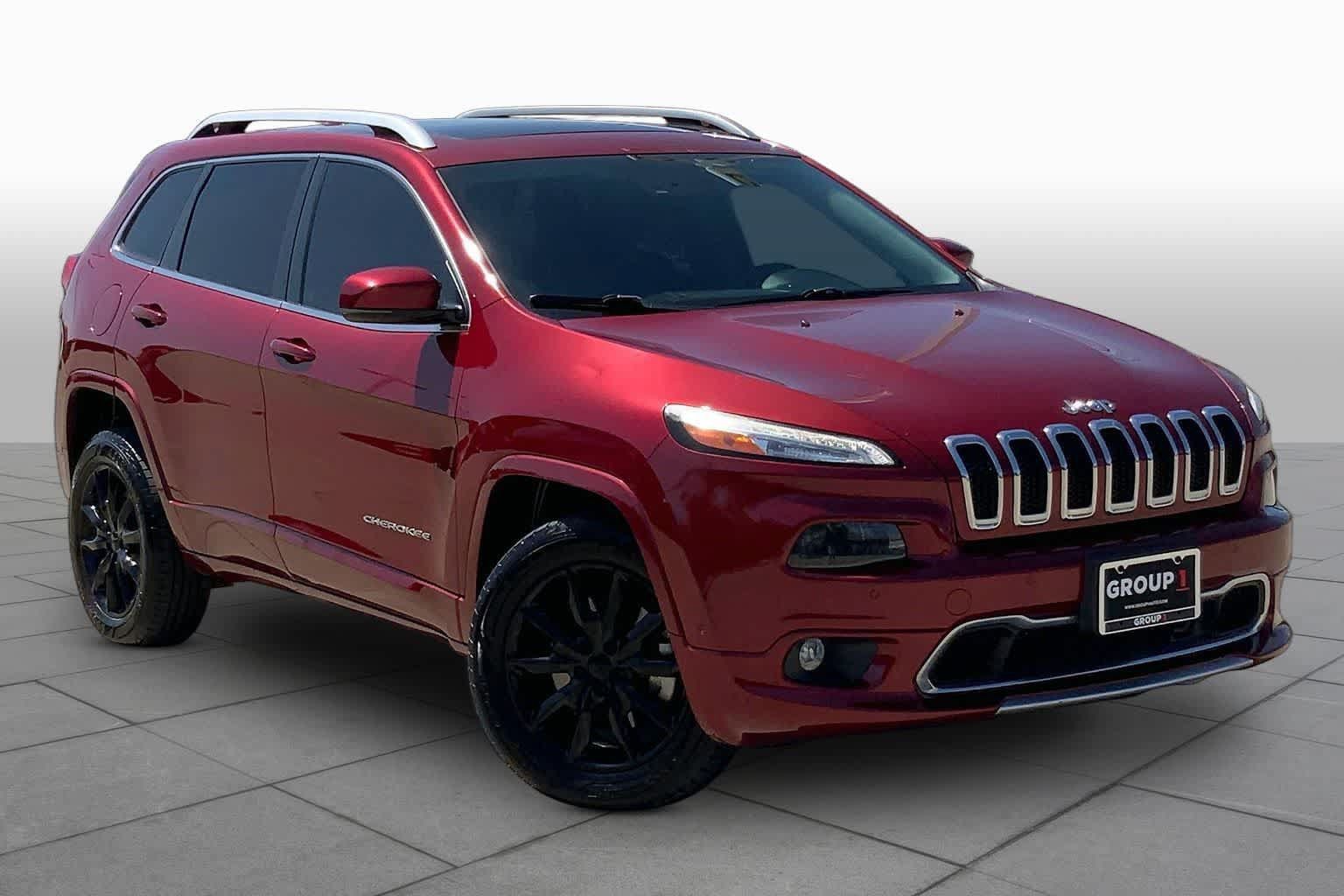 Used 2017 Jeep Cherokee Overland w/ Technology Group AWD/4WD image 3
