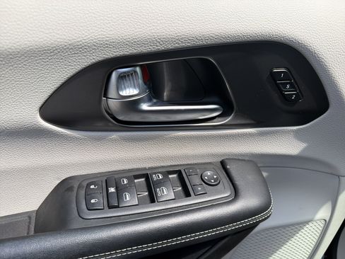Used 2023 Chrysler Pacifica Touring-L FWD image 17