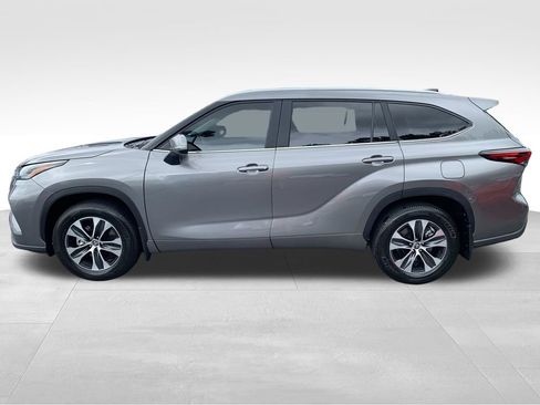 Used 2026 Toyota Highlander XLE AWD/4WD image 2
