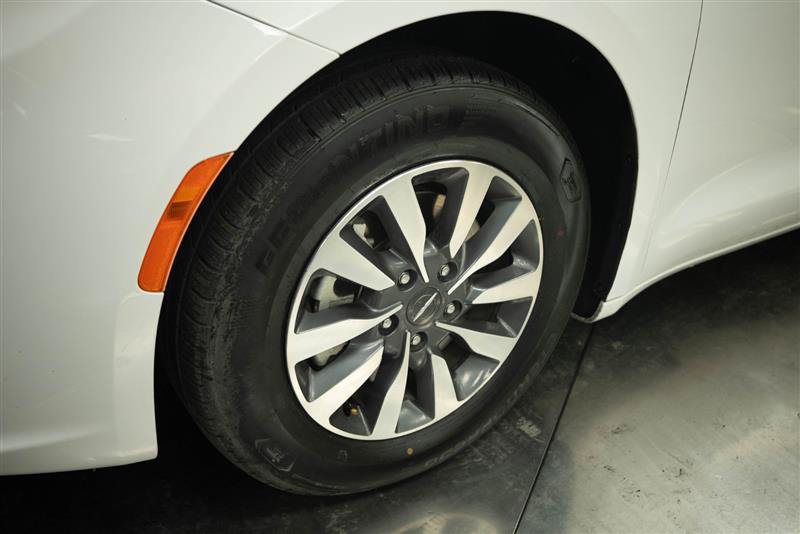 Used 2024 Chrysler Pacifica Limited FWD image 4