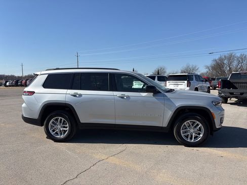 New 2026 Jeep Grand Cherokee L Laredo w/ MOPAR Finishing Package AWD/4WD image 2