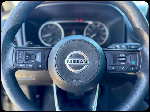 Used 2021 Nissan Rogue SV image 2