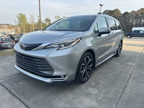Used 2025 Toyota Sienna Platinum image 3