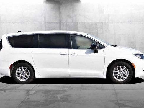 Used 2024 Chrysler Voyager LX image 5