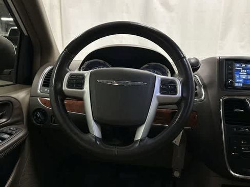 Used 2014 Chrysler Town & Country Touring FWD image 15