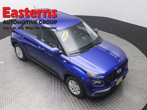 Used 2023 Hyundai Venue SE FWD image 3