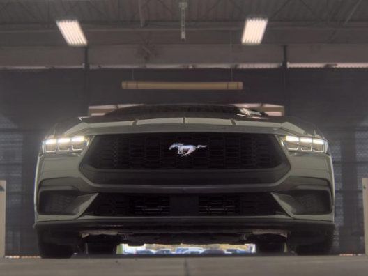 Used 2025 Ford Mustang Coupe RWD image 3
