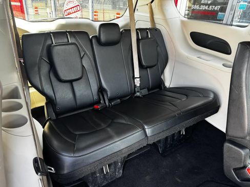 Used 2018 Chrysler Pacifica Touring-L FWD image 12