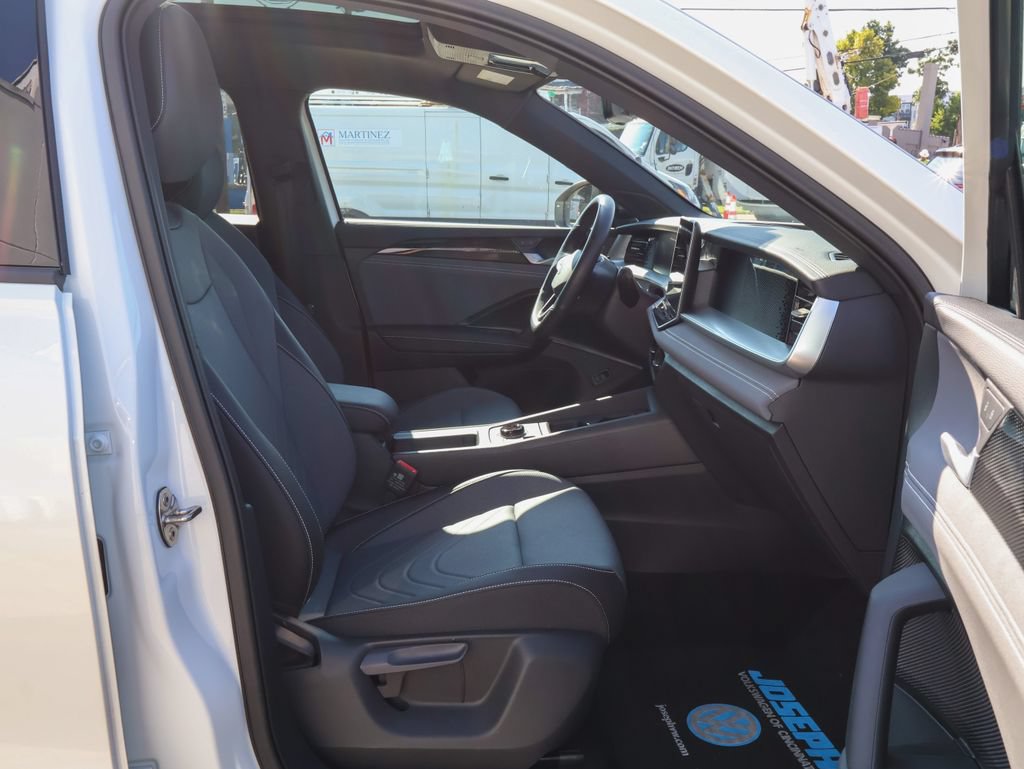 Certified 2025 Volkswagen Tiguan SE R-Line AWD/4WD image 30