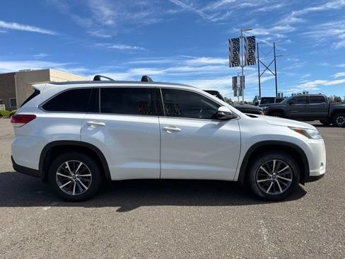 Certified 2018 Toyota Highlander XLE w/ Carpet Mat Package (TMS) AWD/4WD image 4