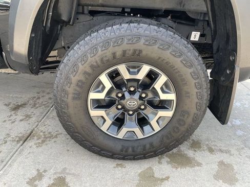 Used 2023 Toyota Tacoma TRD Off-Road w/ TRD Premium Off Road Package AWD/4WD image 31