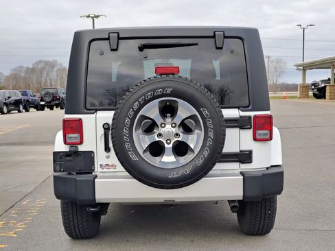 Used 2017 Jeep Wrangler Sahara image 5