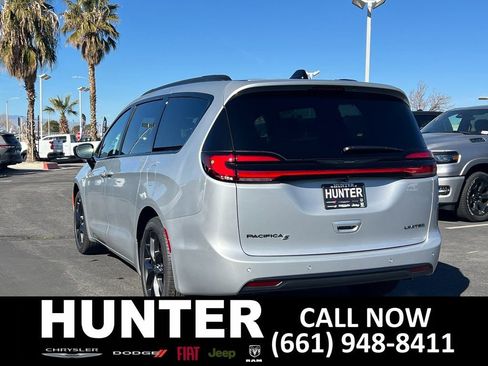 New 2026 Chrysler Pacifica Limited w/ Uconnect Theater Family Group image 4