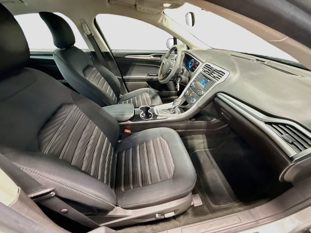 Used 2016 Ford Fusion SE FWD image 24