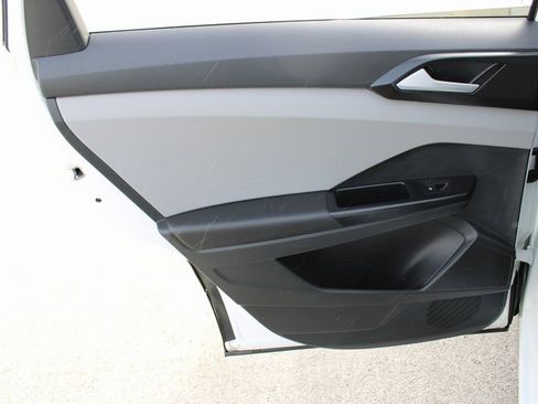 Certified 2023 Volkswagen Taos SE w/ Panoramic Sunroof Package image 21