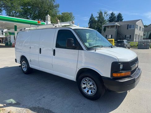 Used 2010 Chevrolet Express 1500 RWD image 7