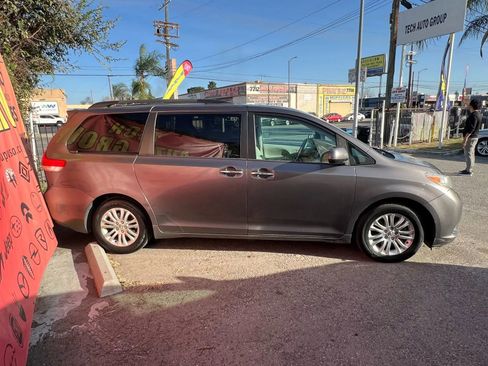 Used 2012 Toyota Sienna XLE image 4
