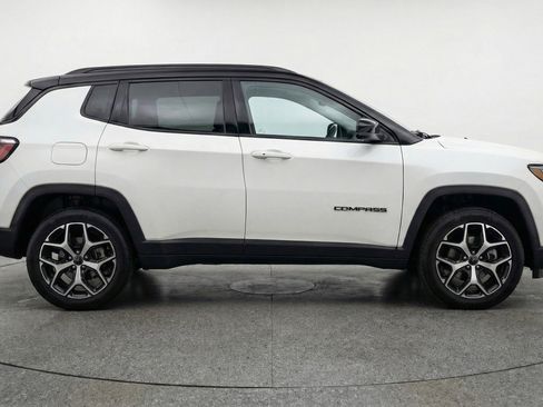 Used 2025 Jeep Compass Limited image 11