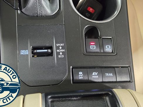 Used 2021 Toyota Highlander XLE image 21