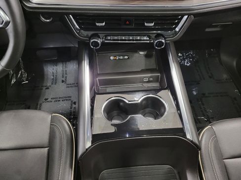 Used 2025 Chevrolet Suburban Premier image 17