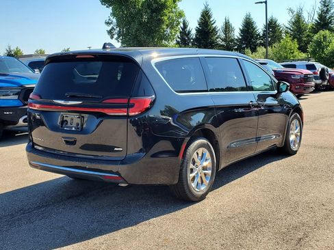 Used 2023 Chrysler Pacifica Touring-L AWD/4WD image 4