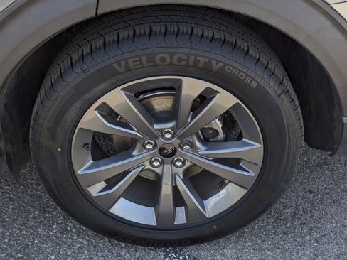 Used 2021 Ford Explorer XLT w/ Equipment Group 202A image 7