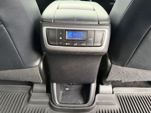 Used 2019 Toyota Highlander XLE AWD/4WD image 16