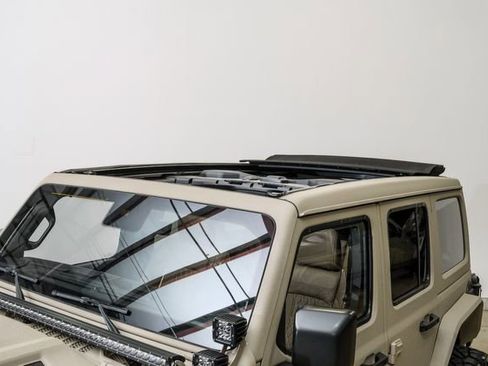 Used 2024 Jeep Wrangler Unlimited Rubicon w/ Technology Group AWD/4WD image 2