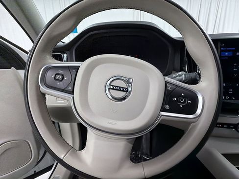 Used 2022 Volvo XC60 B5 Momentum image 26